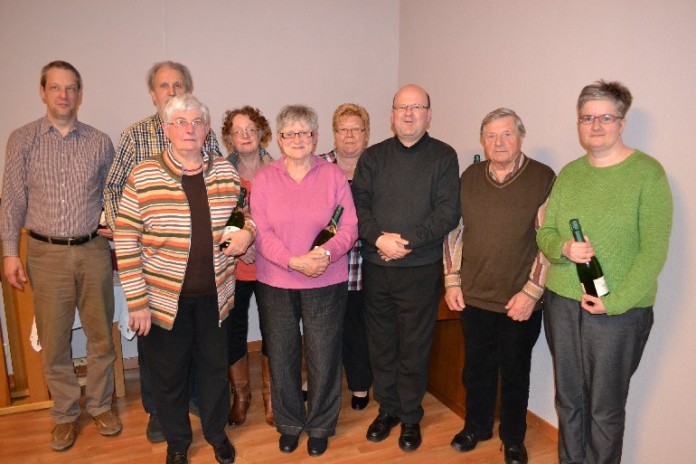 v.l.: Chorleiter Wolfgang Schöfer, Karl-Hans Joa, Annemie Hoffmann, Maria Joa, Gudrun Glaß, Vorsitzende Christa Koppenhöfer, Pfarrer Franz Neumer, Toni Leidner, Angelika Denig.